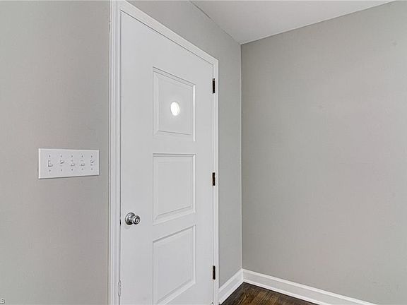 5th image of 300 & 304 Debanne Rd