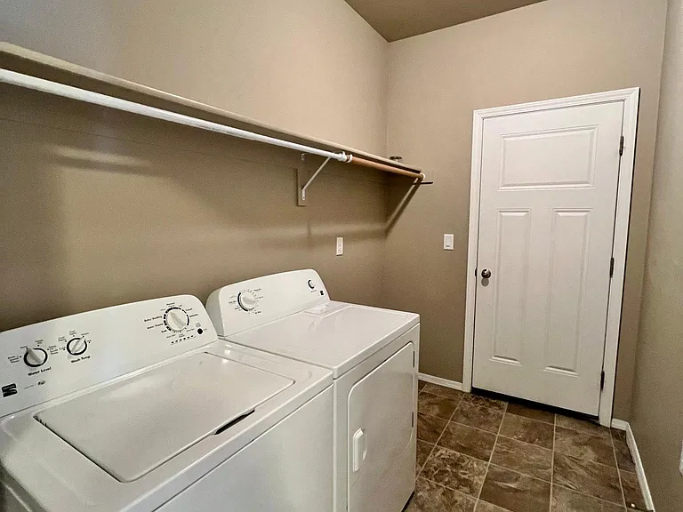 116 S Reliance Ave — Photo 15
