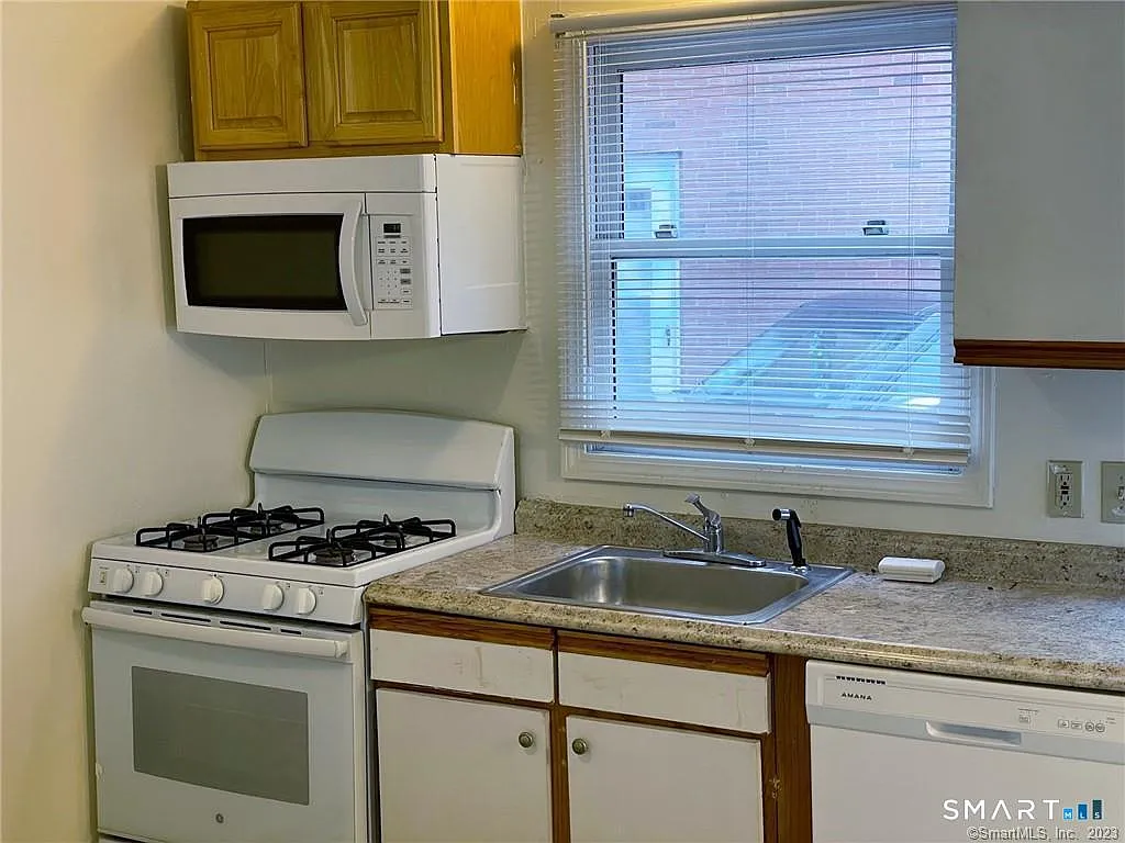 2 bed, 1.5 bath, 860 sqft, $1,850 — Photo 2