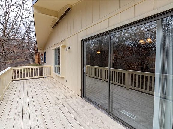 4th image of 40 Lancaster Dr