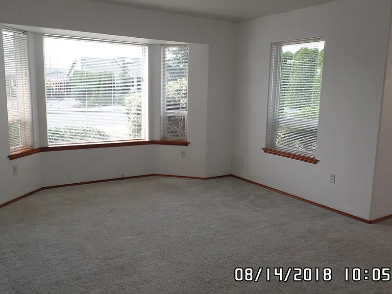 942 E Willow St — Photo 5