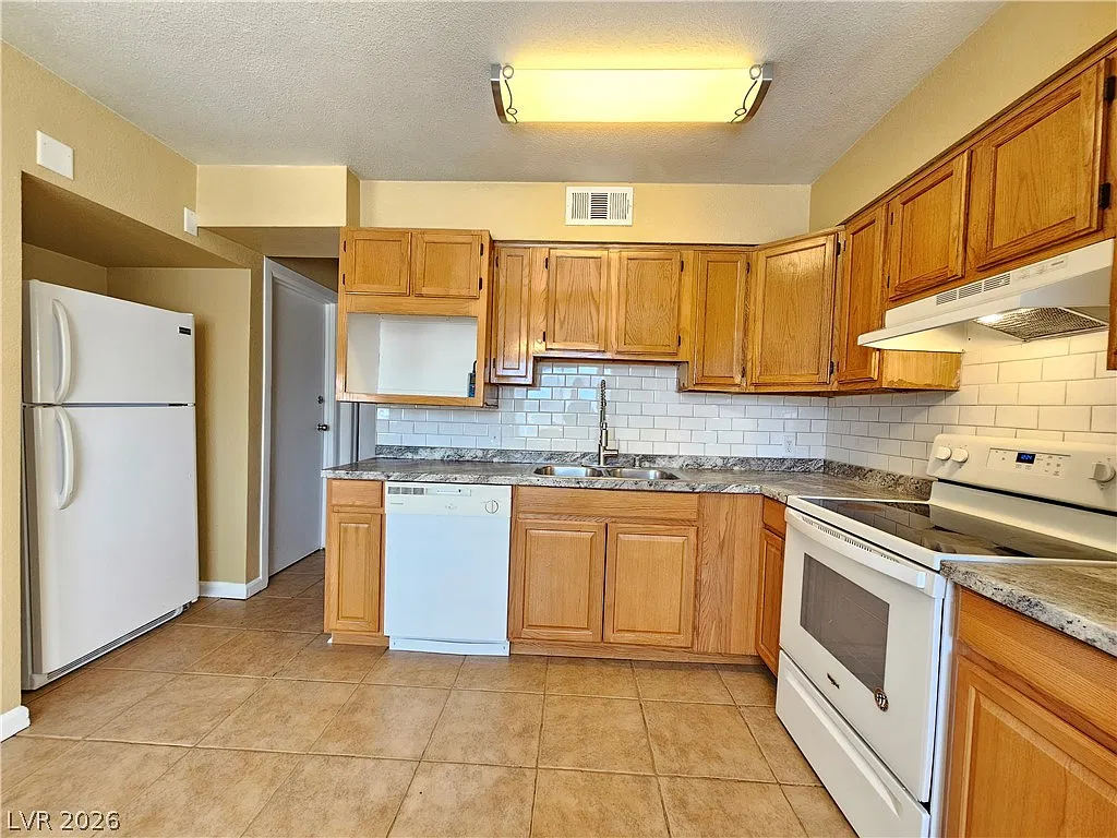 5 bed, 2.0 bath, 1479 sqft, $2,000 — Photo 3