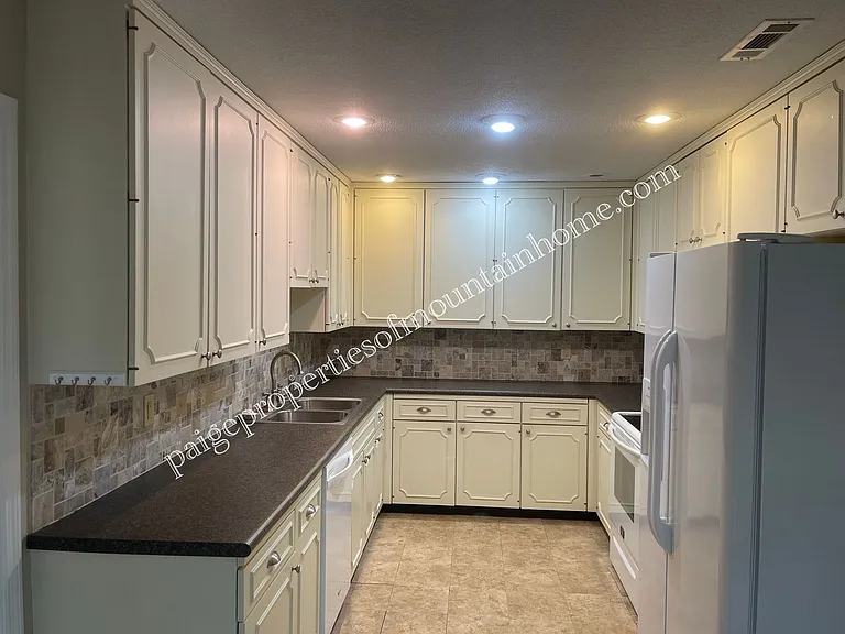 1724 Katherine Dr — Photo 12