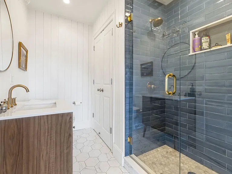 735 E 3rd St #3 — Photo 19