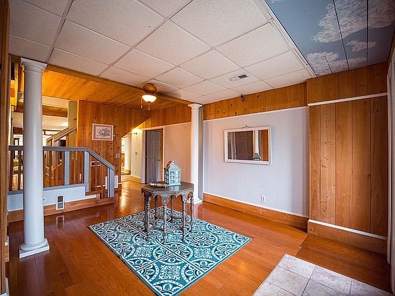 4th image of 105 SE 53rd St