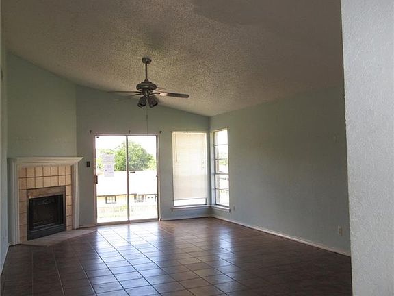 3rd image of 2807 Persimmon Dr