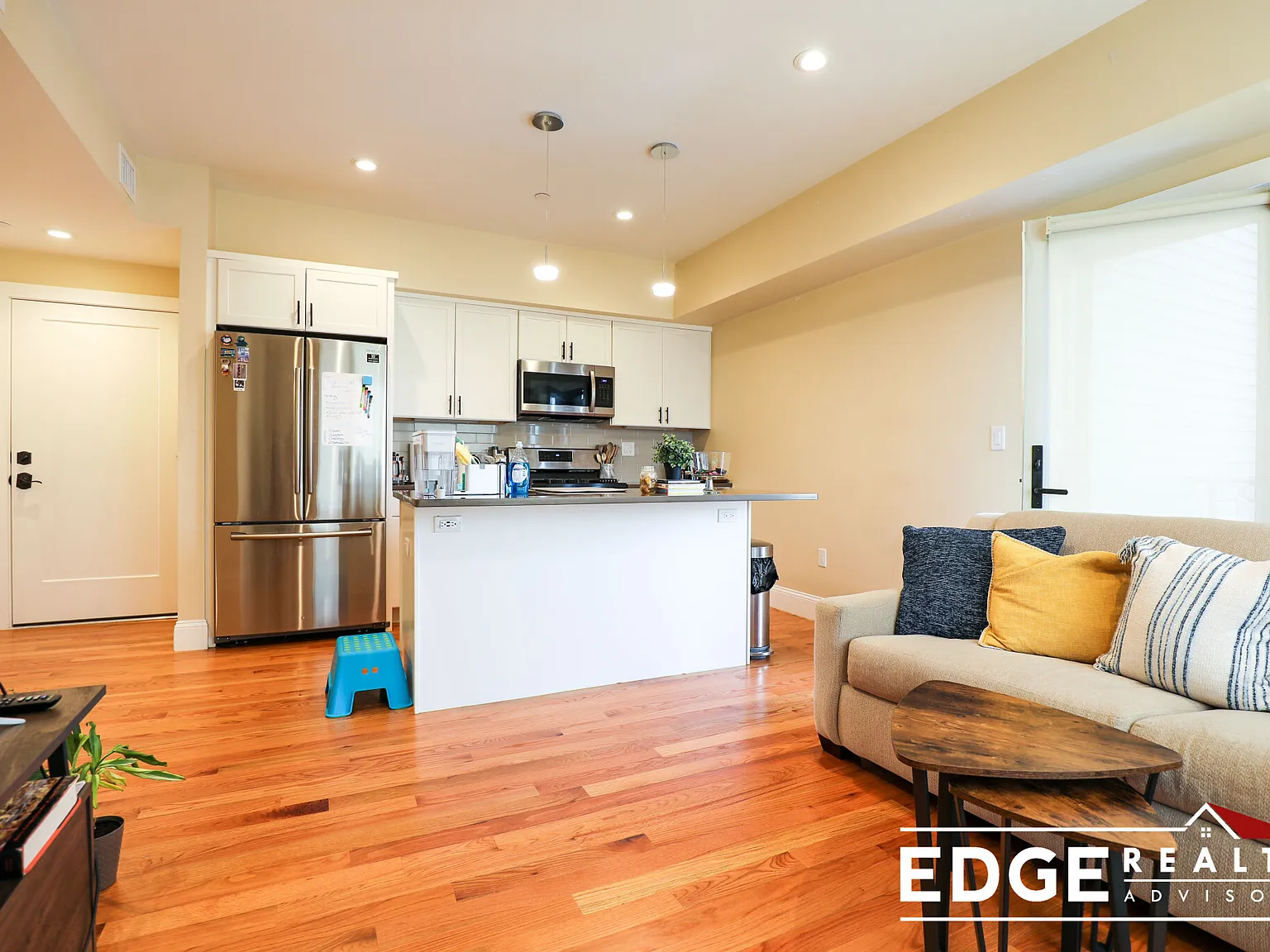 3 bed, 1100 sqft, $4,200 — Photo 3