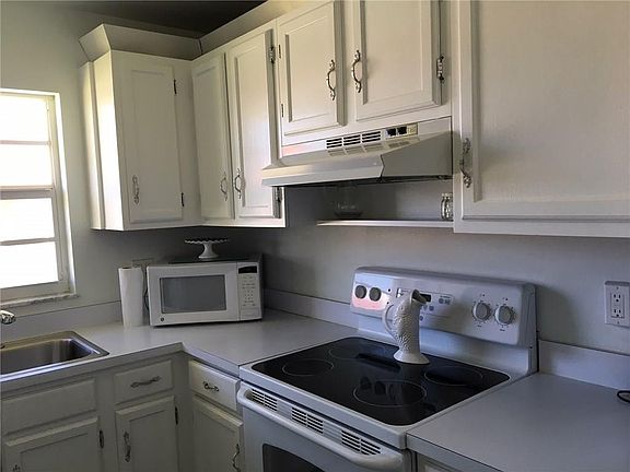3rd image of 27 Pine Arbor Ln