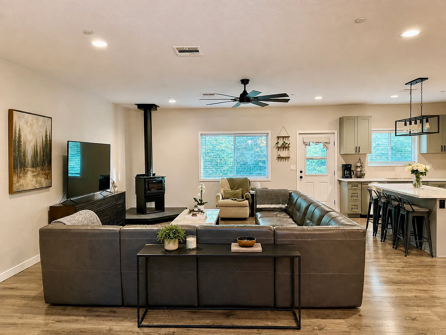 4 bed, 2000 sqft, $2,950 — Photo 2