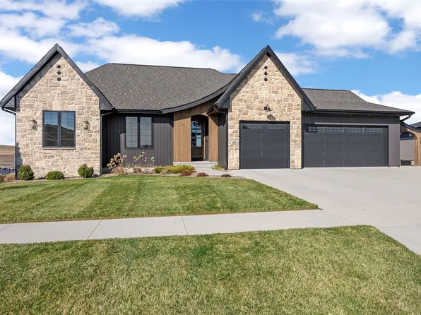 1425 Heartland St, Fairfax, IA 52228