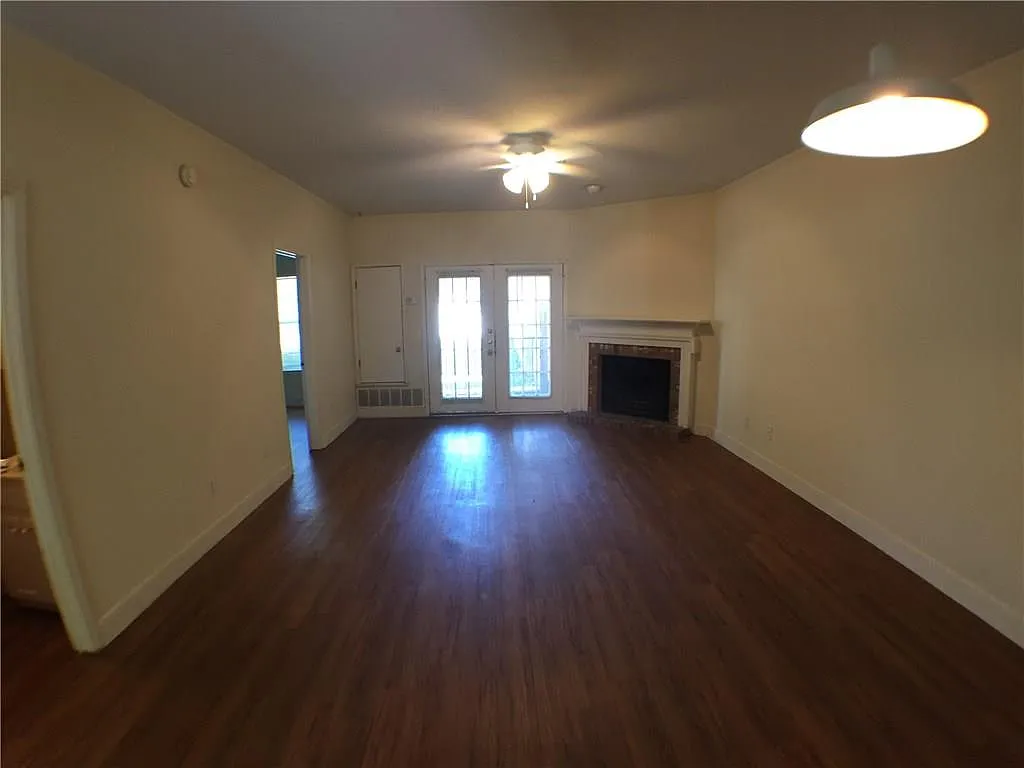 2 bed, 1.5 bath, 816 sqft, $1,395 — Photo 2