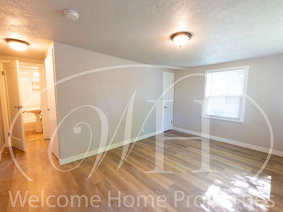 5th image of 921 Woodlawn St