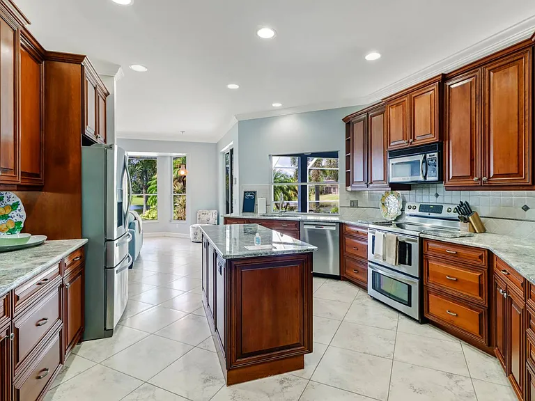 9151 Kings Cove Ct — Photo 5