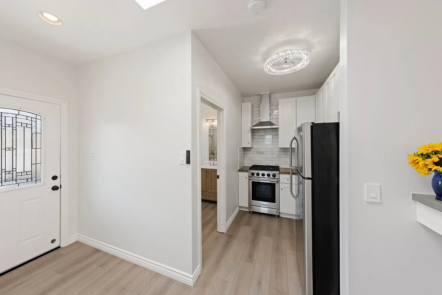 Modern Renovated Spacious Studio in Azusa — Photo 4