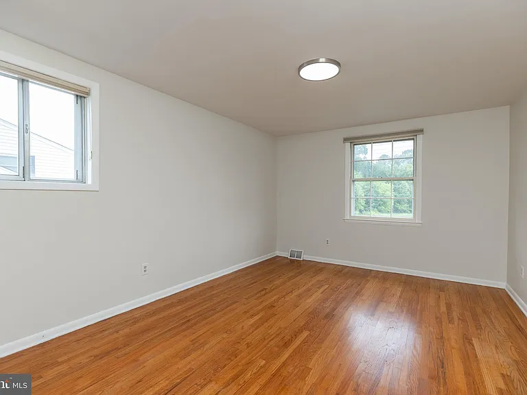 410 Woodlawn Ave — Photo 21
