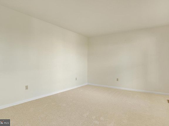 4th image of 2251 Canterbury Dr