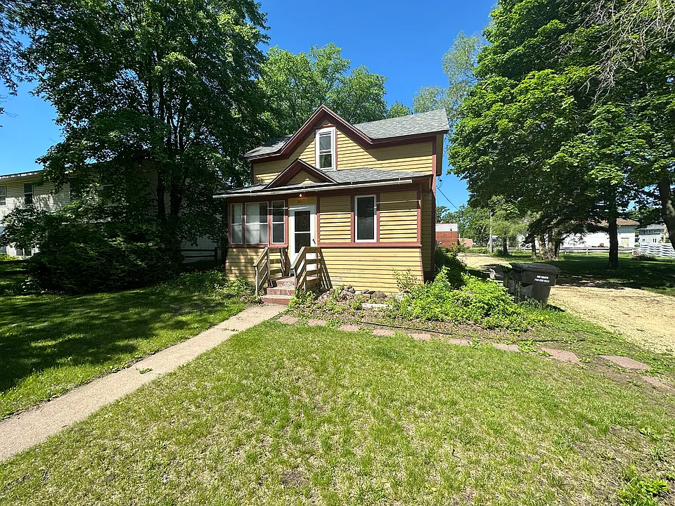 2017 2nd St E