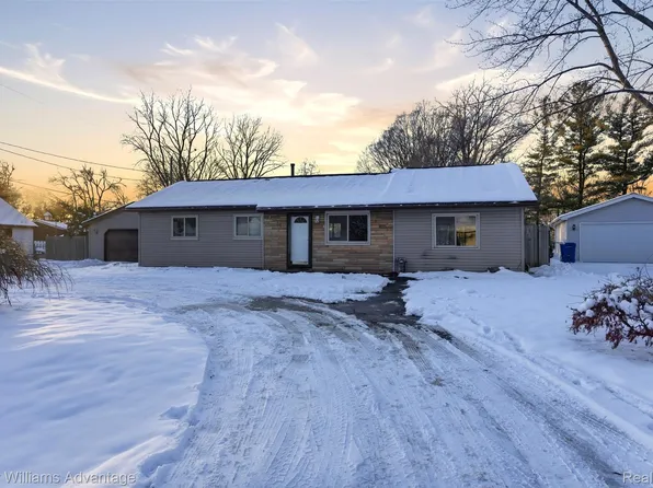 1091 Joangay Blvd, Waterford, MI 48327