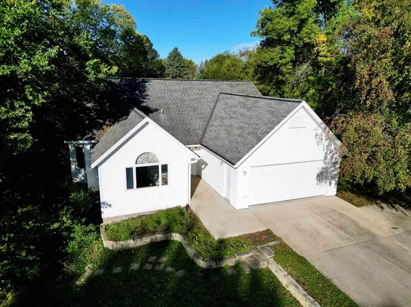 903 Ridge Rd, Decorah, IA 52101