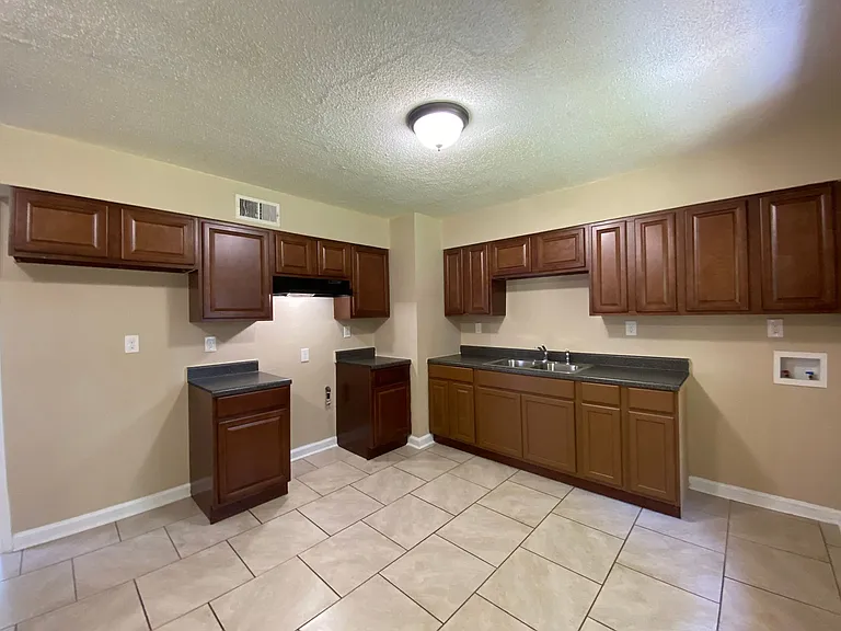 3402 Piney Woods Ave — Photo 5
