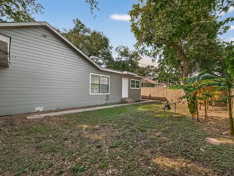 714 E Humble St — Photo 31