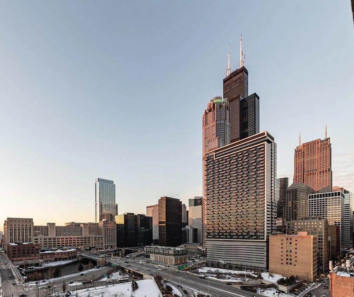 Building Photo - 235 W Van Buren St #3822