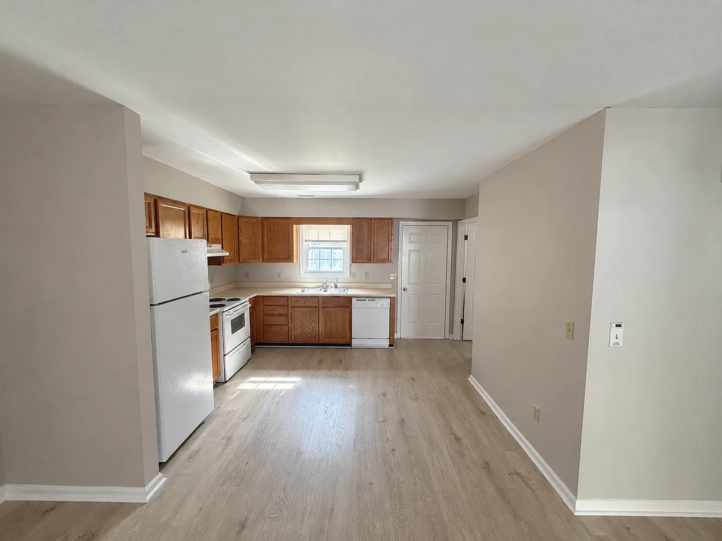 Two bedroom, one bath apartment in Burlington — Photo 4