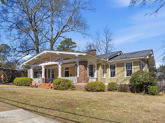 2nd image of 818 Pinehurst Pl