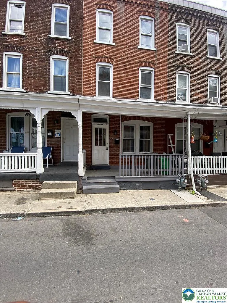 4 bed, 1.0 bath, 1332 sqft, $2,199 — Photo 1