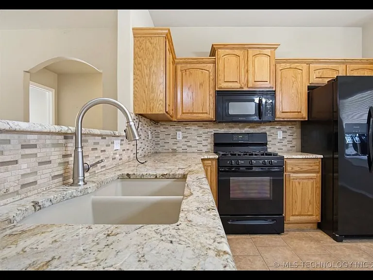 605 E Linden Ln — Photo 24