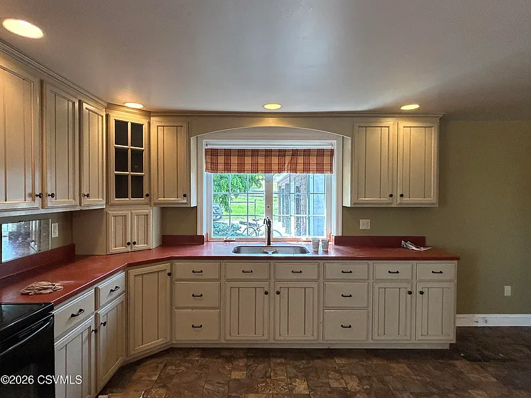 687 Hanselman Rd — Photo 8