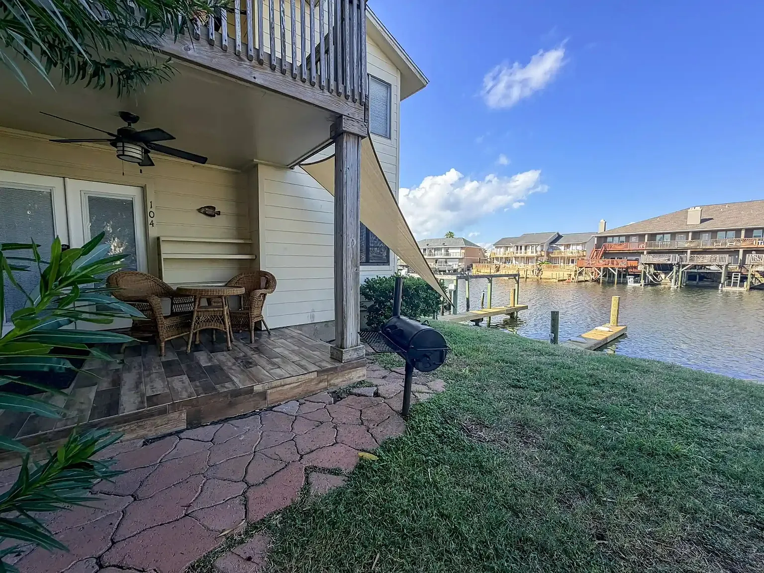 2 bed, 921 sqft, $2,300 — Photo 2