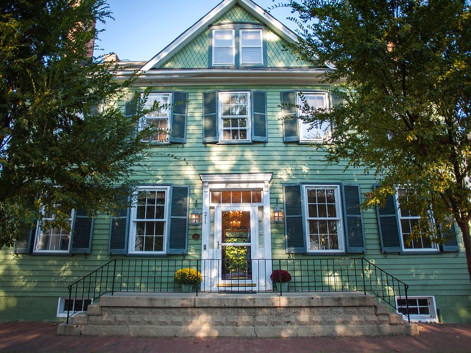 1st image of 211 Caroline St