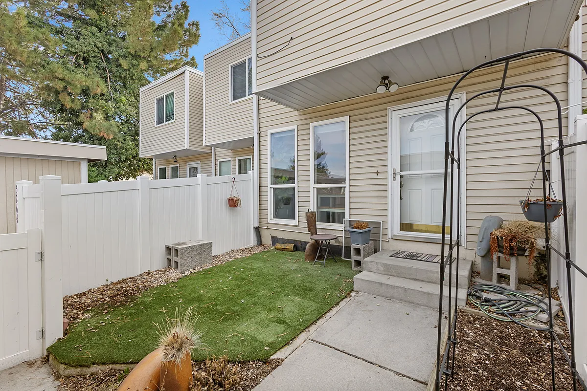 Front door - 5264 S Gravenstein Park