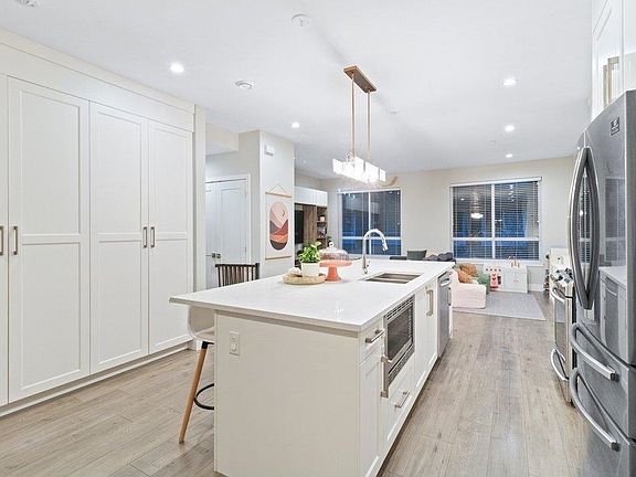 4th image of 430 Duncan St #34