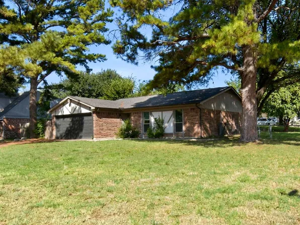 809 James St, Azle, TX 76020