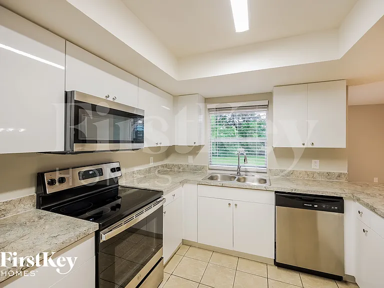 3752 SW Santa Barbara Pl — Photo 7