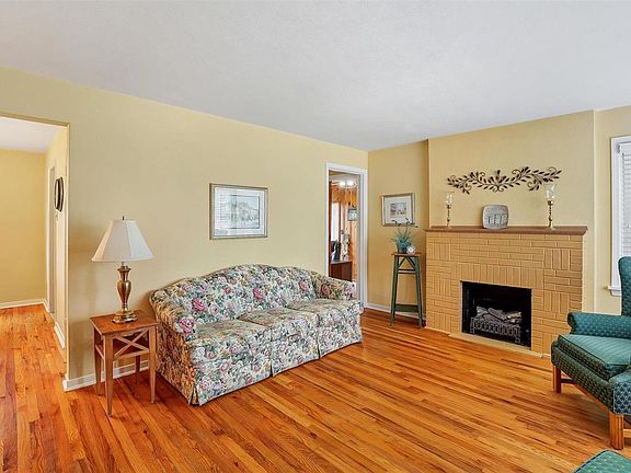 4th image of 591 Meadowridge Dr