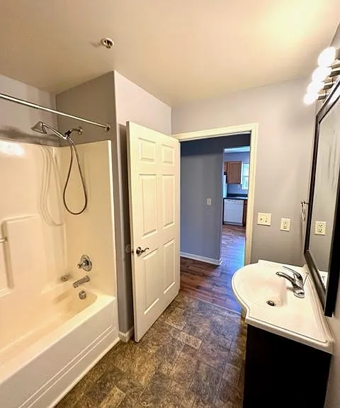 558 Broadway, Apt 4 - Bath 2
