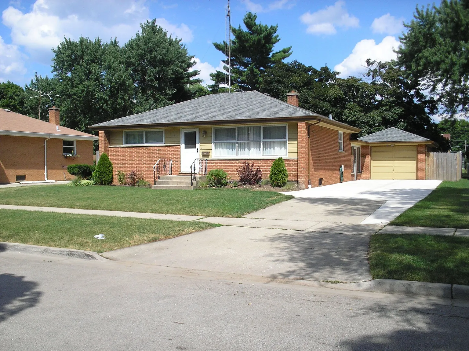 1193 Iroquois Dr photo 1