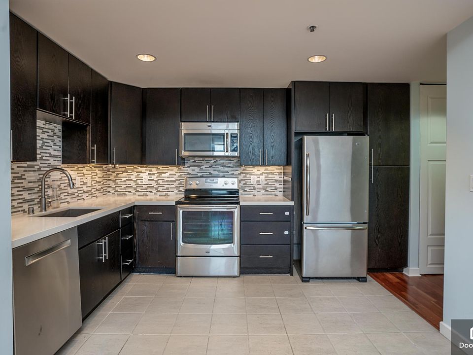 1st image of 260 King St Unit 455