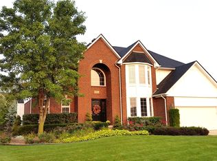 48561 Pin Oak Dr, Macomb, MI 48044