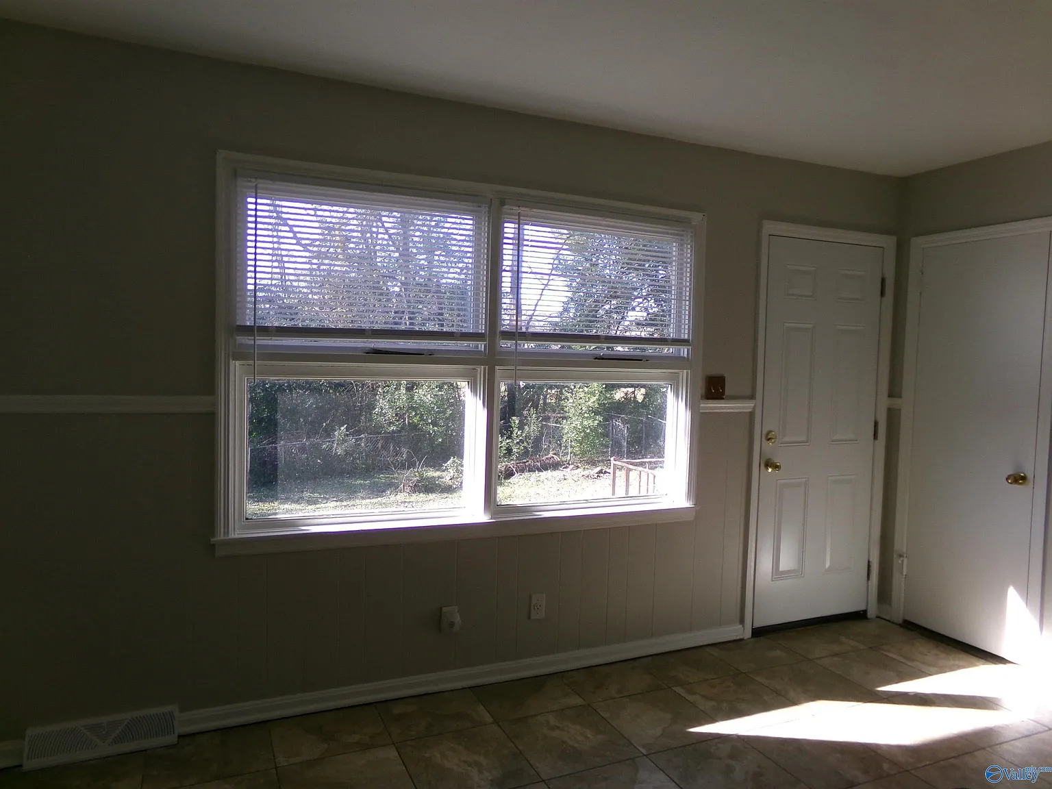 4 bed, 3.0 bath, 2300 sqft, $1,395 — Photo 4