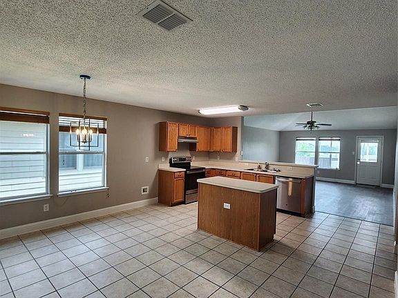 3rd image of 907 Live Oak Dr