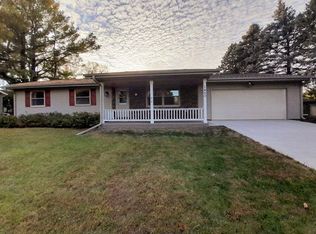 1450 Country Club Ct, Platteville, WI 53818