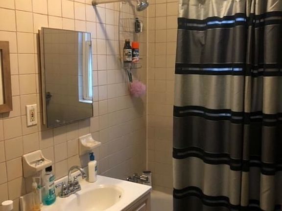 5th image of 2384 24th St #2B