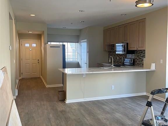 4th image of 98 Southfield Ave #7