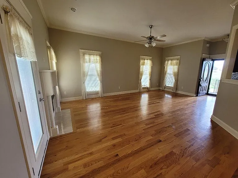 1031 Red River Rd — Photo 3