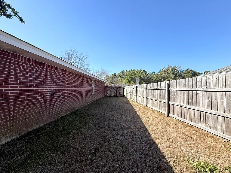 2414 Heritage Cir — Photo 33