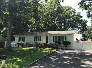 54 W Bartlett Rd, Middle Island, NY 11953